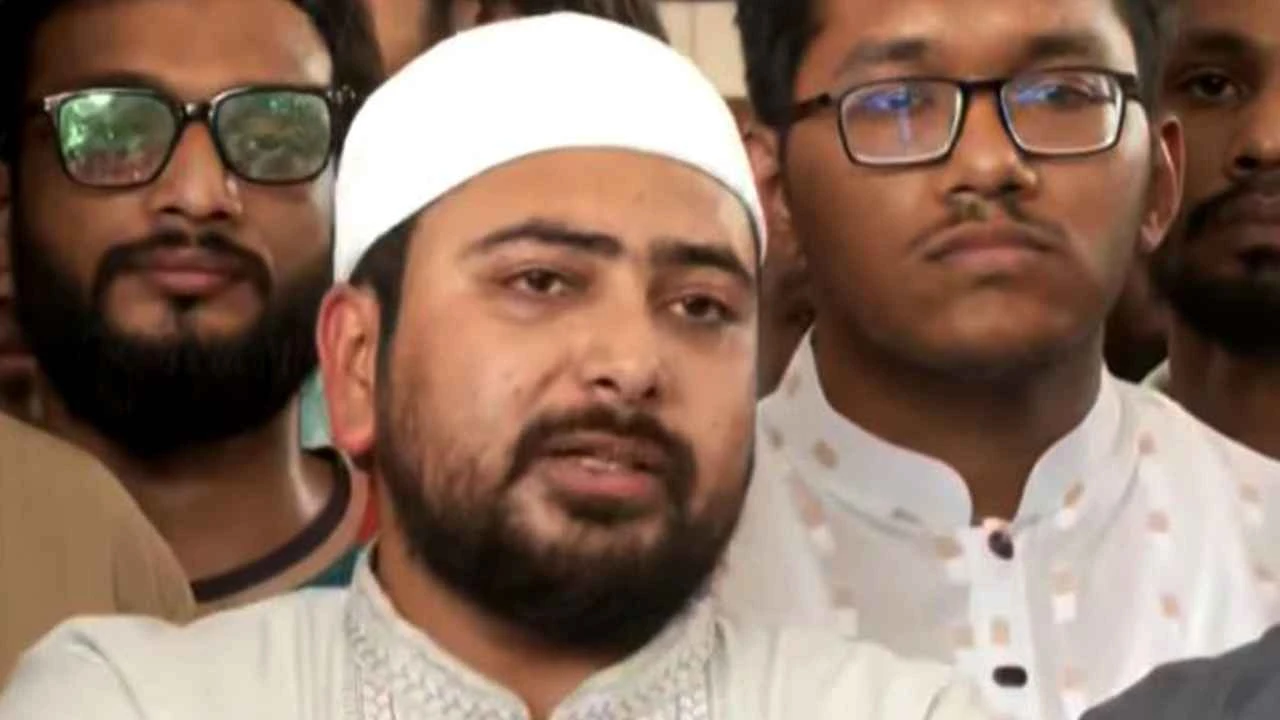 ড. ইউনূসসহ সাবেক উপদেষ্টাদের আন্দোলনে চান নাহিদ