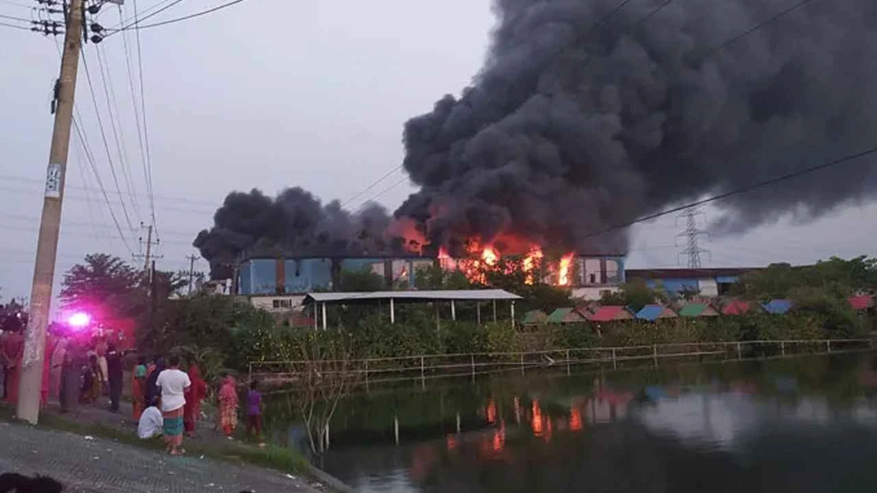 কেরানীগঞ্জে গ্যাস লাইটার কারখানায় আগুন, নিয়ন্ত্রণে ৭ ইউনিট