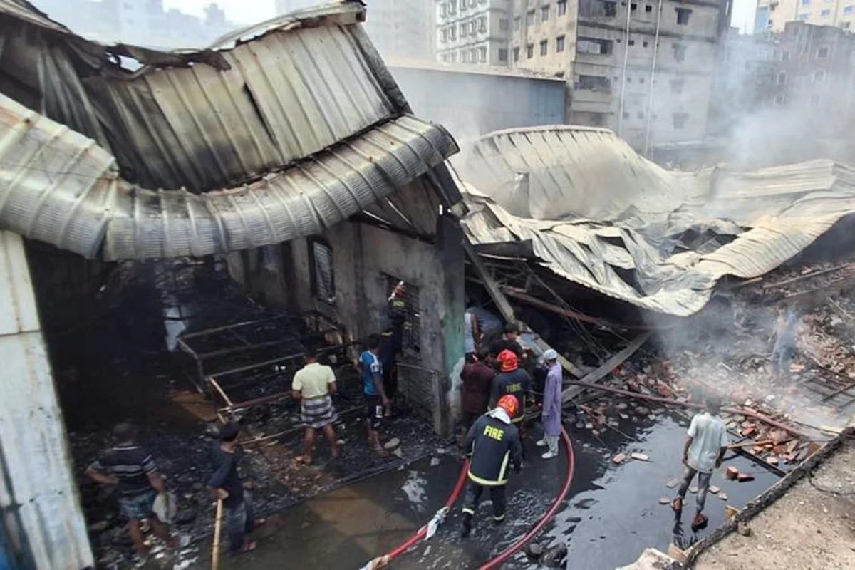রাজধানীতে গ্যাস লাইটার কারখানায় অগ্নিকাণ্ডে নিহত ৫