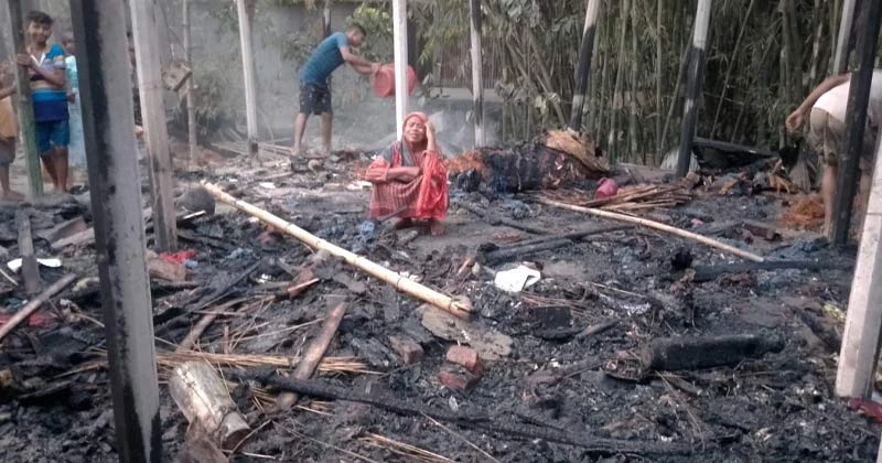 বগুড়ার ধুনটে শর্টসার্কিটে আগুন: দুই বিধবার বসতঘর পুড়ে ছাই, ক্ষতি প্রায় সাড়ে ৫ লাখ টাকা