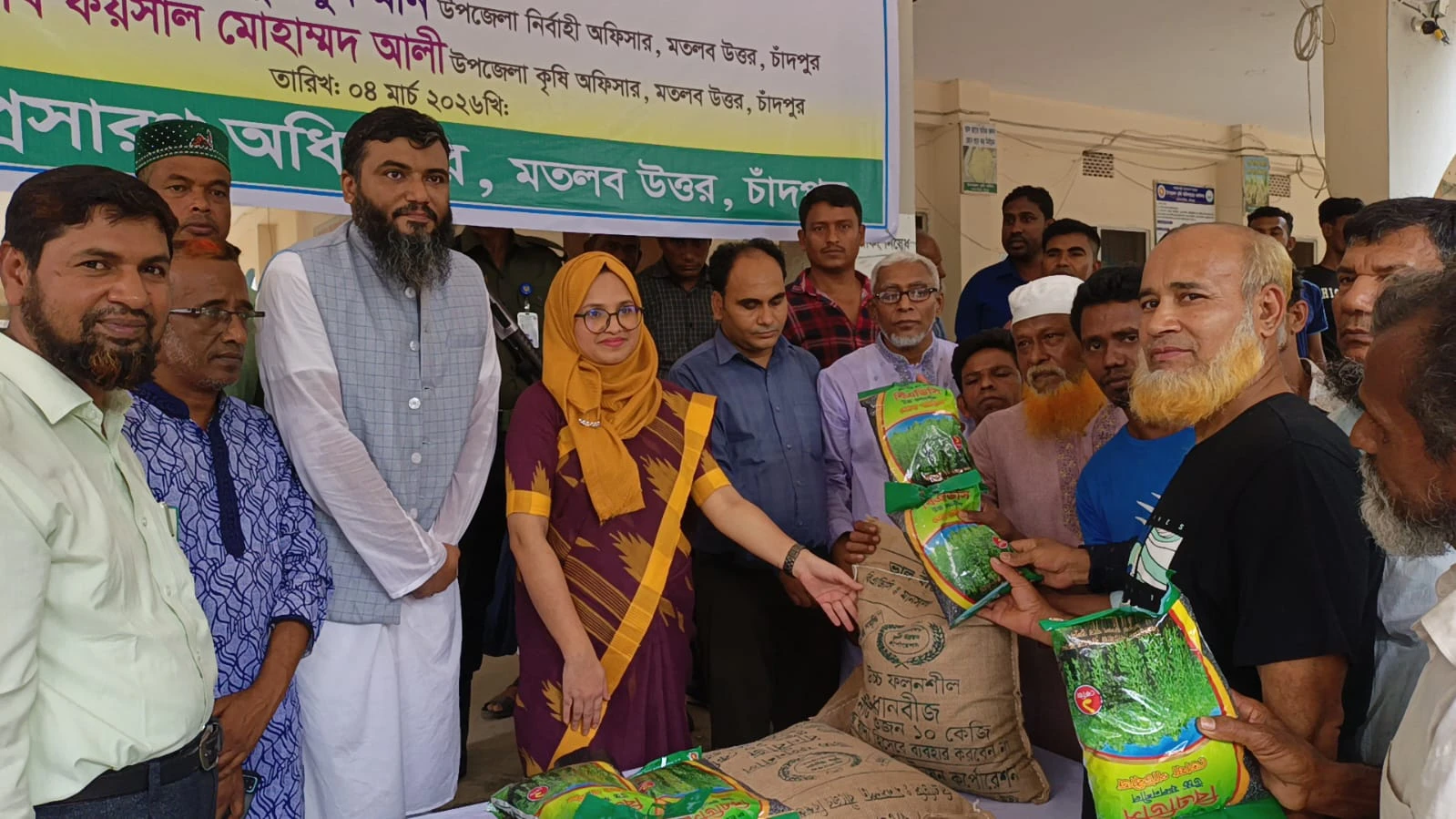 মতলব উত্তরে বিনামূল্যে পাট ও আউশ বীজ-সার বিতরণের উদ্বোধন