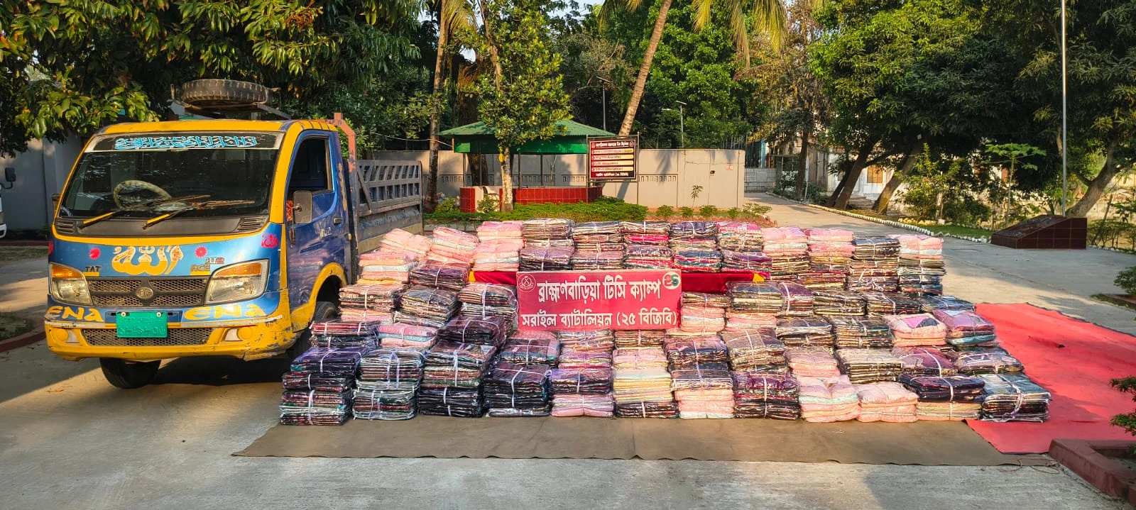 বিজয়নগরে বিজিবির অভিযানে কোটি টাকার ভারতীয় শাড়ি জব্দ