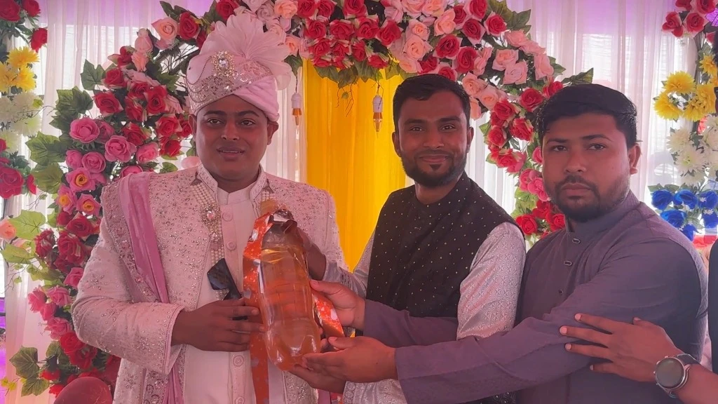 জ্বালানি সংকটে কুলাউড়ায় বিয়েতে জ্বালানি তেল উপহার