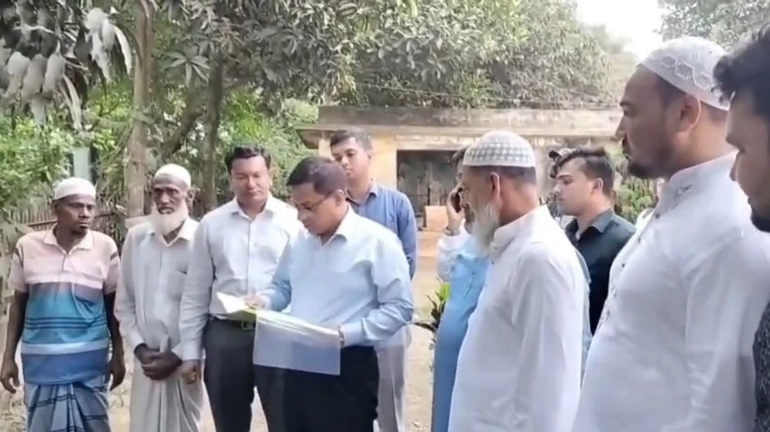 সোনারগাঁয়ে সুলতান গিয়াস উদ্দিন আযম শাহ’র মাজার পরিদর্শনে জেলা প্রশাসক