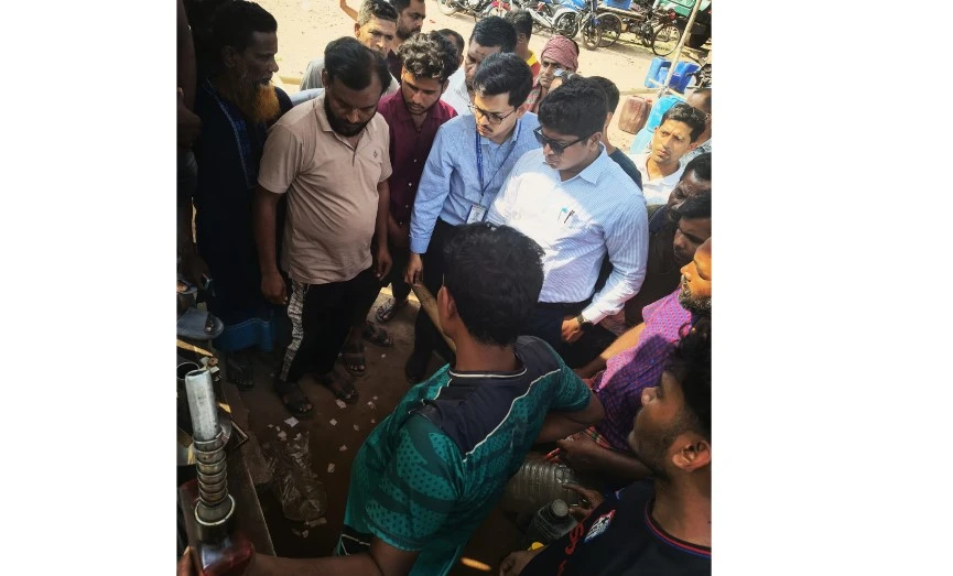 টুংগীপাড়া ফিলিং স্টেশনে তেল কম দেওয়ায় ৩০ হাজার টাকা জরিমানা
