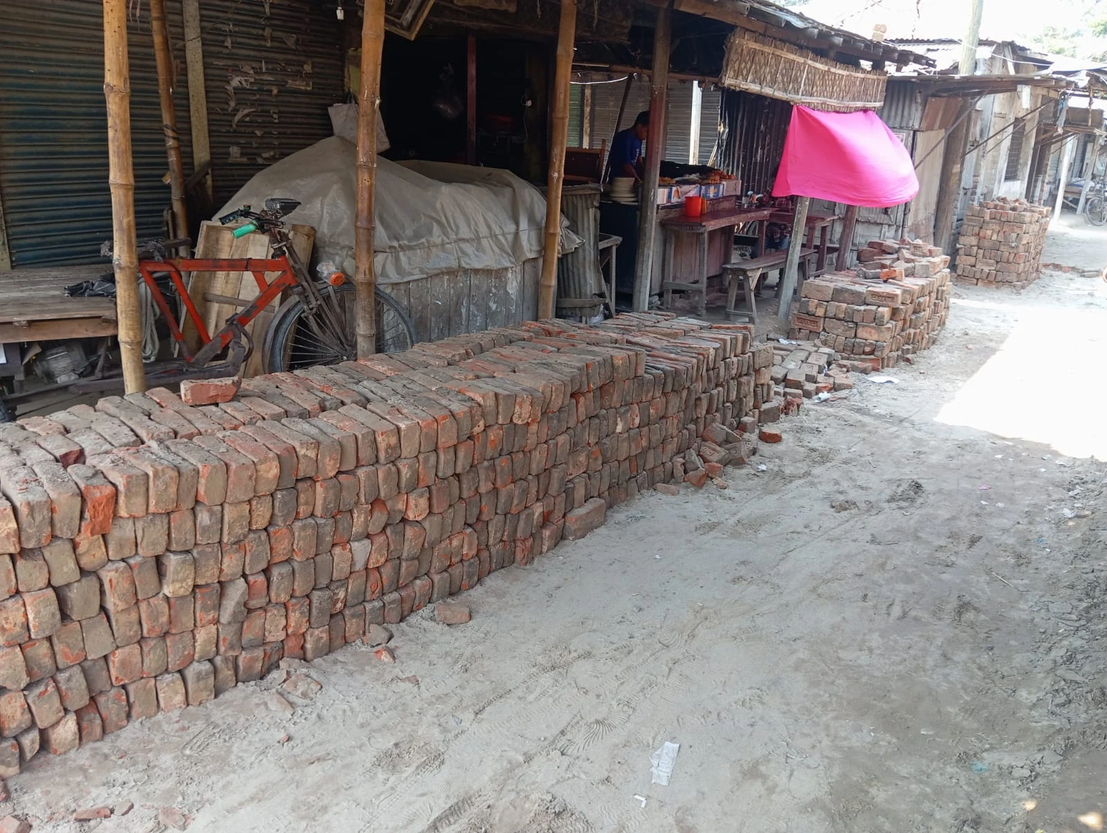 সরকারি সড়কের ইট সরাতে গিয়ে ধরা, গঙ্গাচড়ায় উত্তেজনা