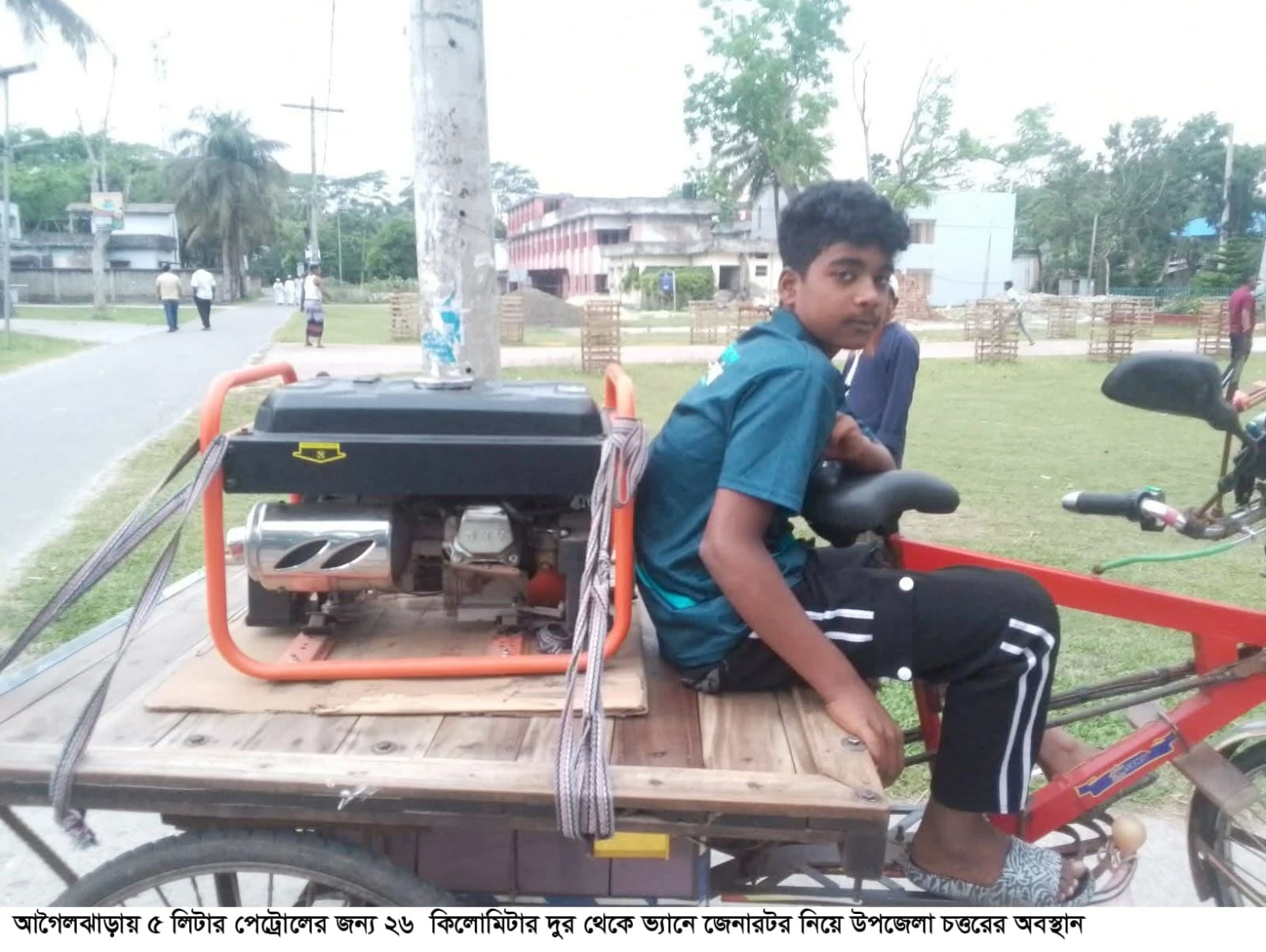 পেট্রোলের জন্য জেনারেটর নিয়ে ১৩ কিলোমিটার উপজেলা সদরে, ৫ লিটারে ৫০০ টাকা ভ্যান ভাড়া