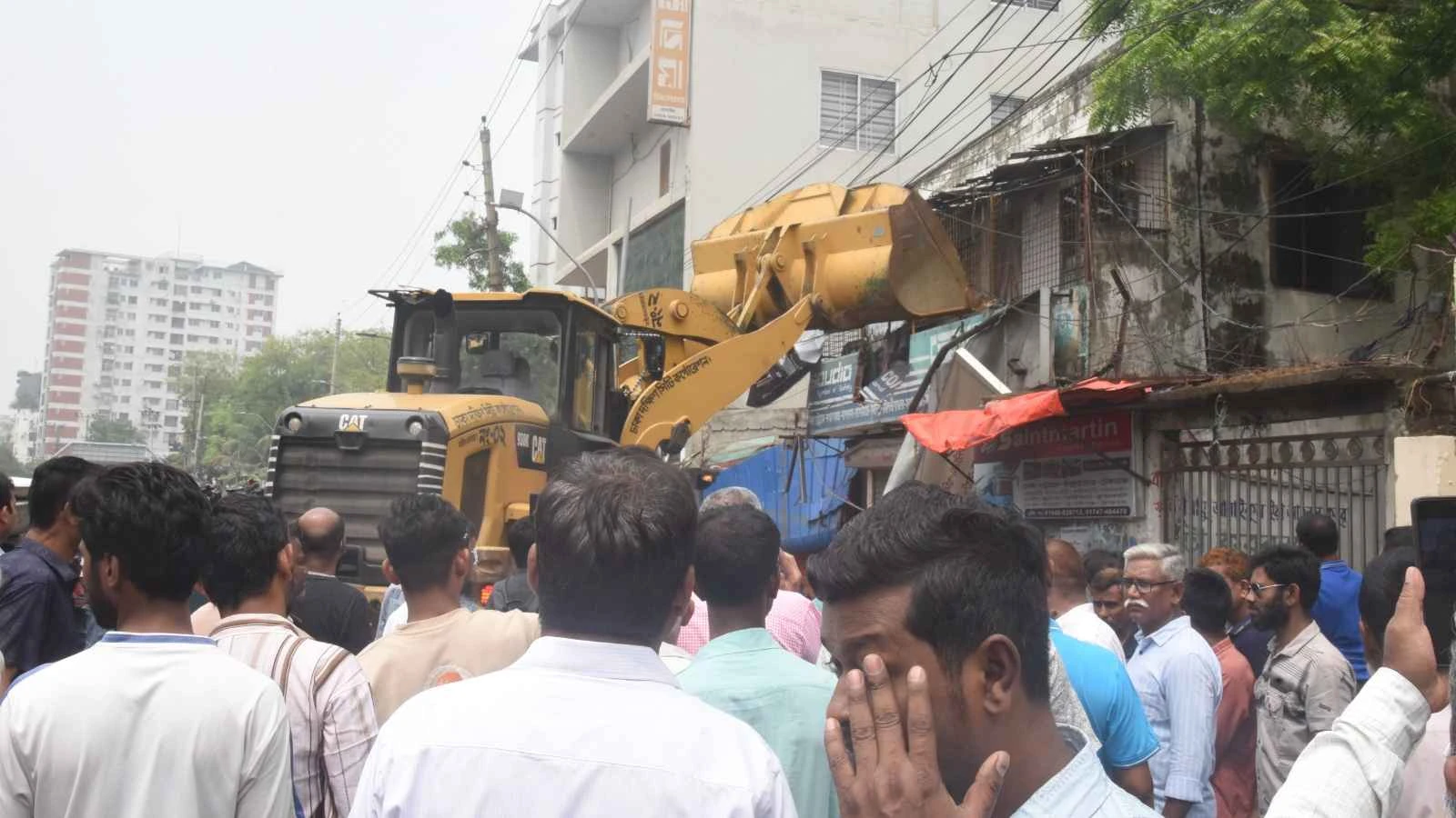 সায়েদাবাদের ২৪০টি অবৈধ বাস কাউন্টার উচ্ছেদ শুরু