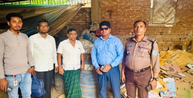 টুঙ্গিপাড়ায় গ্যাস ও তেল বেশি দামে বিক্রি: ভ্রাম্যমাণ অভিযানে দুই ব্যবসায়ীকে ৩০ হাজার টাকা জরিমানা