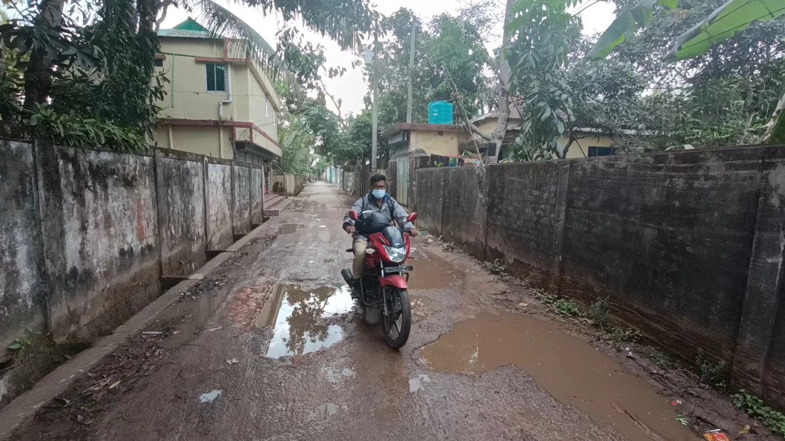 মৌলভীবাজারে নিতেশ্বর-গুমড়া সড়ক বেহাল, দখলের অভিযোগে যান চলাচল ব্যাহত