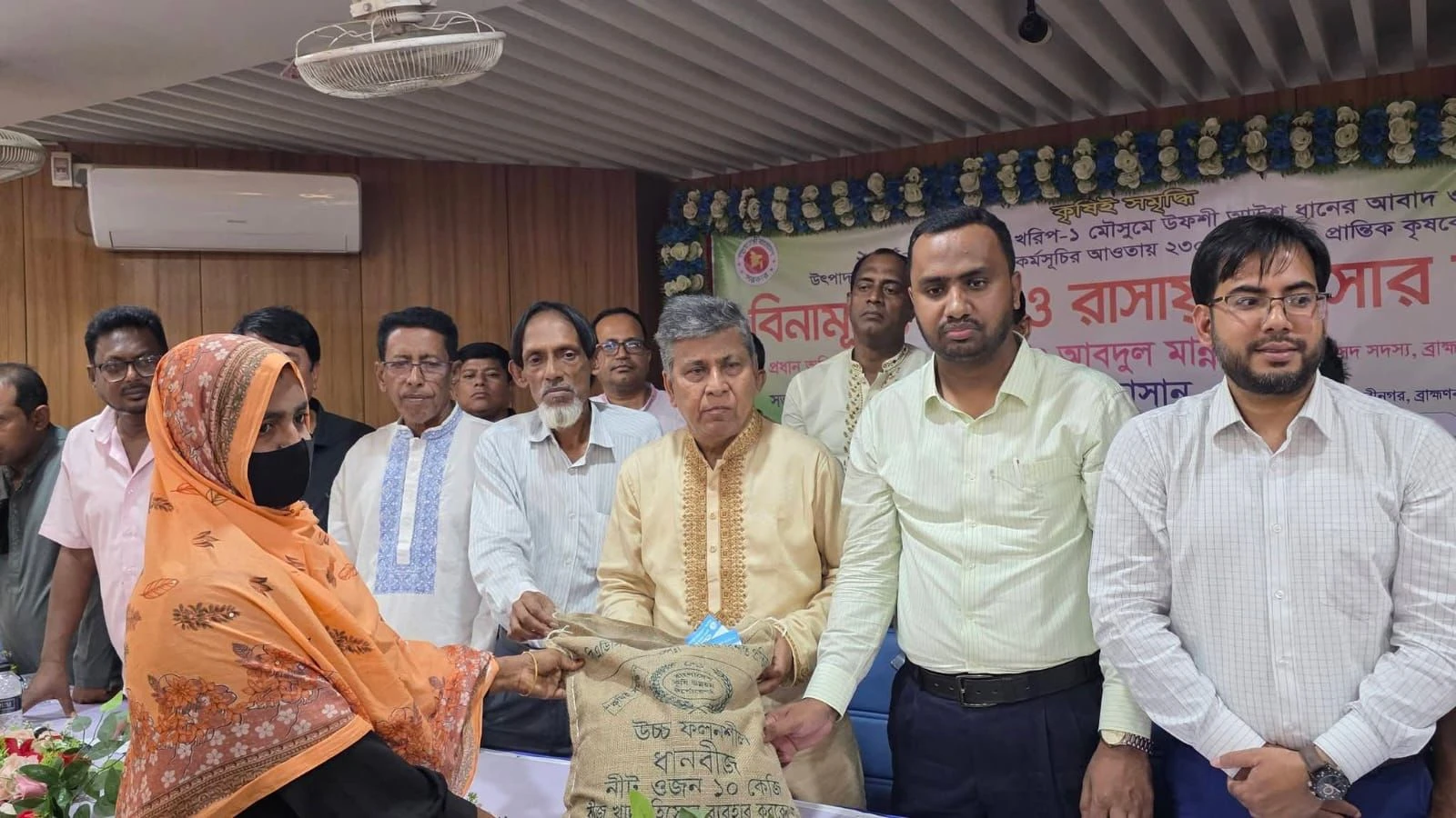 নবীনগরে ২৩০০ কৃষকের মাঝে বিনামূল্যে বীজ ও সার বিতরণ