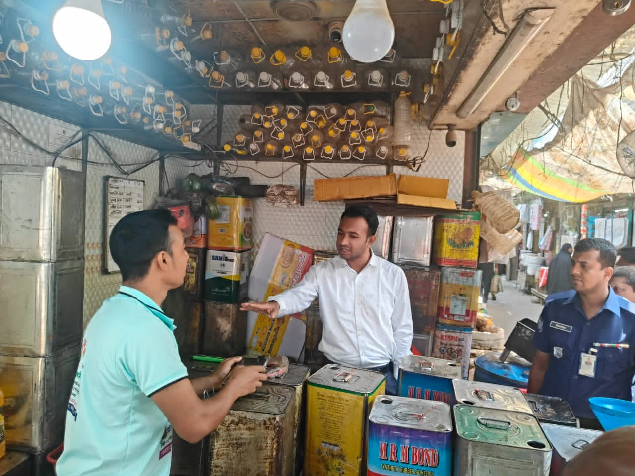 রাজাবাজারে ভ্রাম্যমাণ আদালতের অভিযান: ৬ প্রতিষ্ঠানকে ৩৫ হাজার টাকা জরিমানা