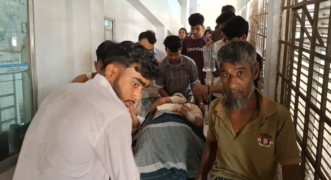 লক্ষ্মীপুরে ছেলেসহ তিনজনকে কুপিয়ে অবসরপ্রাপ্ত পুলিশের আত্মহত্যা