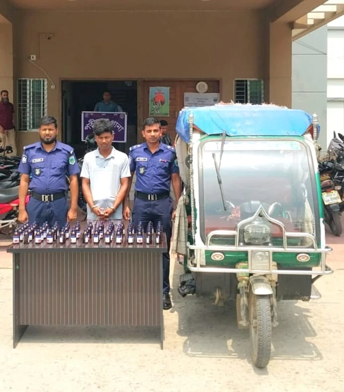পত্নীতলায় ৭০ বোতল ভারতীয় মাদকসহ আটক ১, ইজিবাইক জব্দ