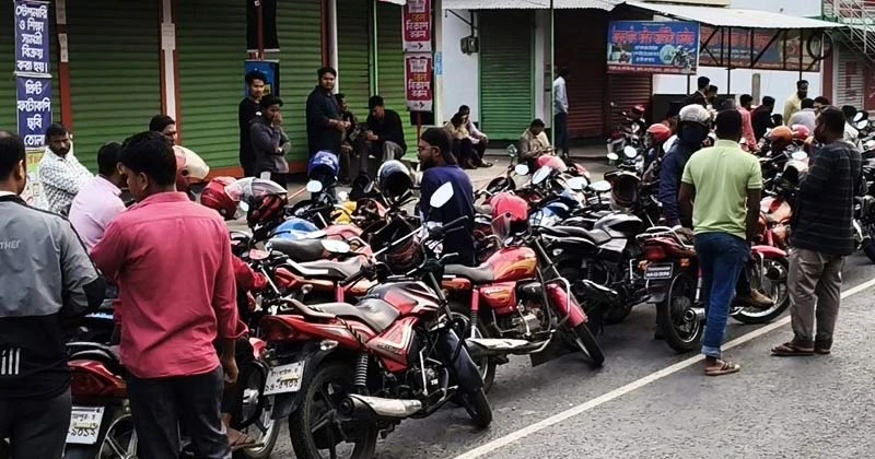 জ্বালানী সংকটে নববর্ষের দিনেও পেট্রোল পাম্পে গ্রাহকদের দীর্ঘ লাইন