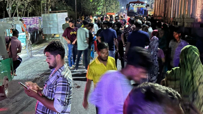 খুলনার রেলিগেটে সড়ক দুর্ঘটনায় নারীসহ নিহত ২