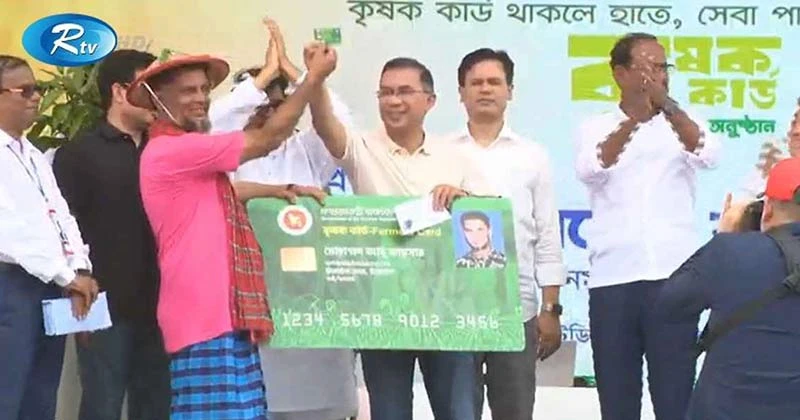 কিষাণ-কিষাণির হাতে কার্ড তুলে দিলেন প্রধানমন্ত্রী