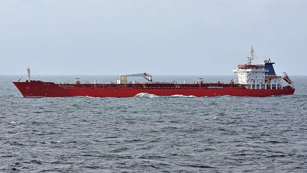 মার্কিন অবরোধ উপেক্ষা করে হরমুজ পাড়ি দিল চীনা জাহাজ