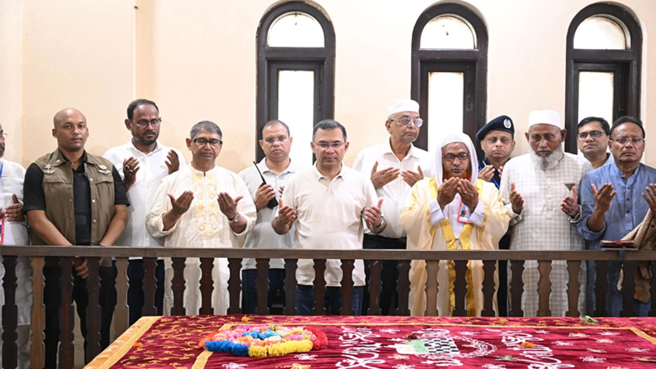 মওলানা আবদুল হামিদ খান ভাসানীর কবর জিয়ারত করলেন প্রধানমন্ত্রী