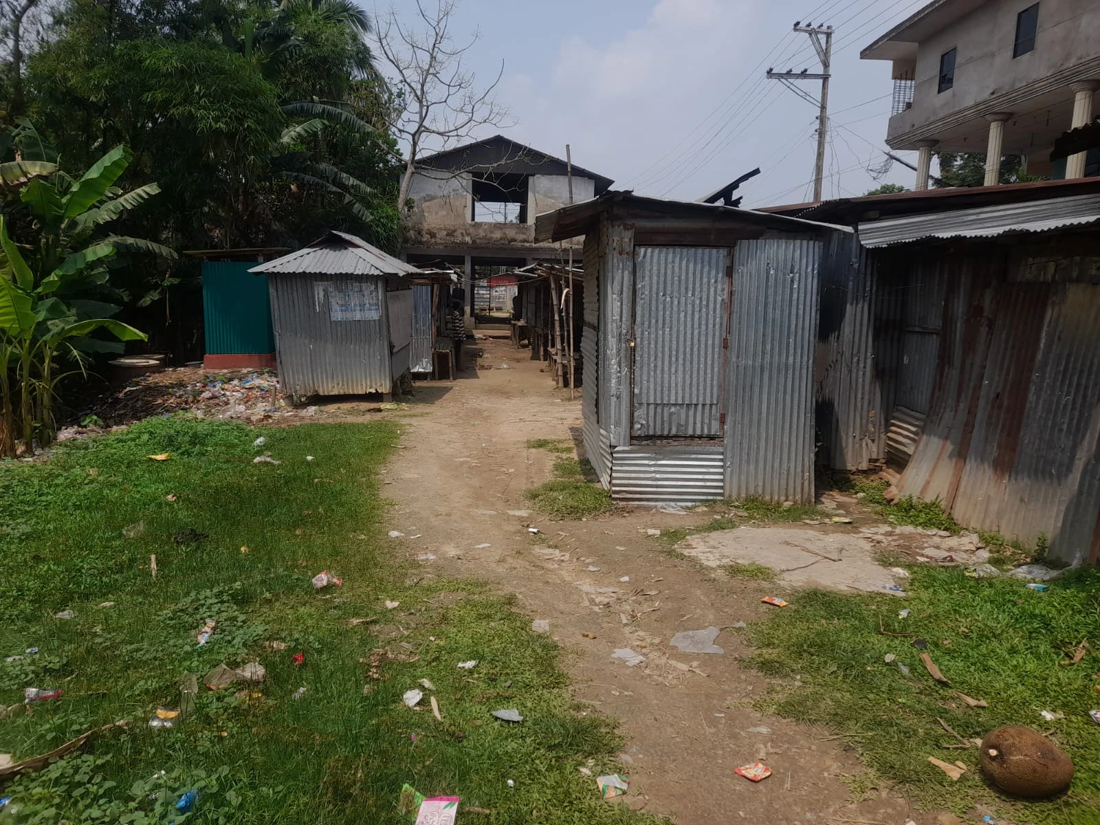 আদালতের স্থিতাবস্থার নির্দেশনা উপেক্ষার অভিযোগ: মৌলভীবাজারে বাজারের টোল আদায় নিয়ে বিতর্ক