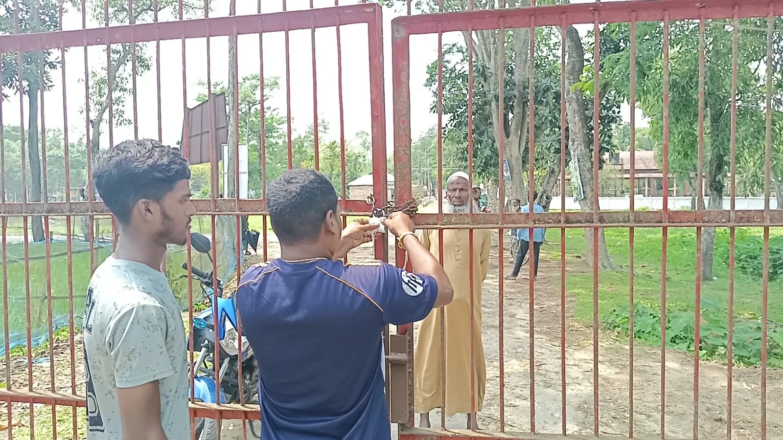 দেওড়াছড়া চা বাগানে ৩ সপ্তাহ মজুরি বন্ধ: শ্রমিকদের আন্দোলন, অফিস গেটে তালা