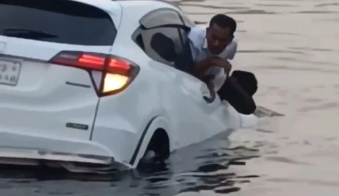 ফেরিতে উঠতে গিয়ে নিয়ন্ত্রণ হারিয়ে প্রাইভেট কার শীতলক্ষ্যা নদীতে