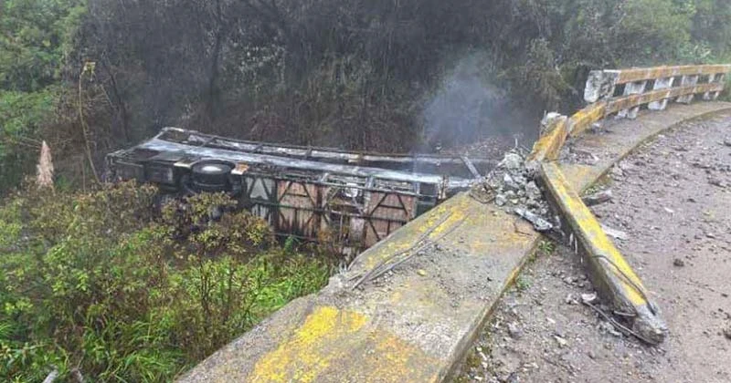 ইকুয়েডরে মহাসড়ক থেকে বাস ছিটকে পড়ে নিহত ১৪