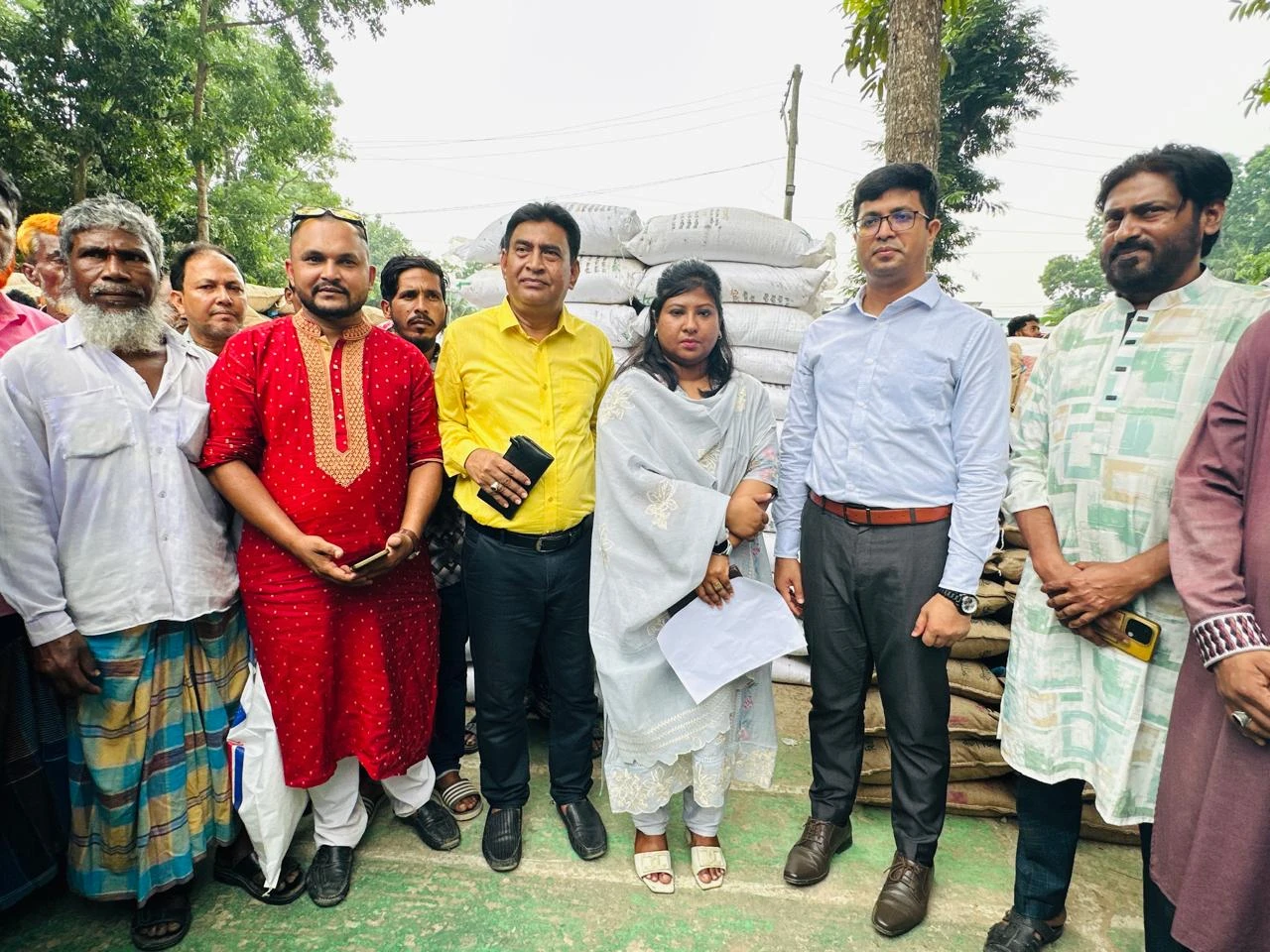 কসবায় ২২০০ কৃষকের মাঝে বিনামূল্যে সার ও বীজ বিতরণ