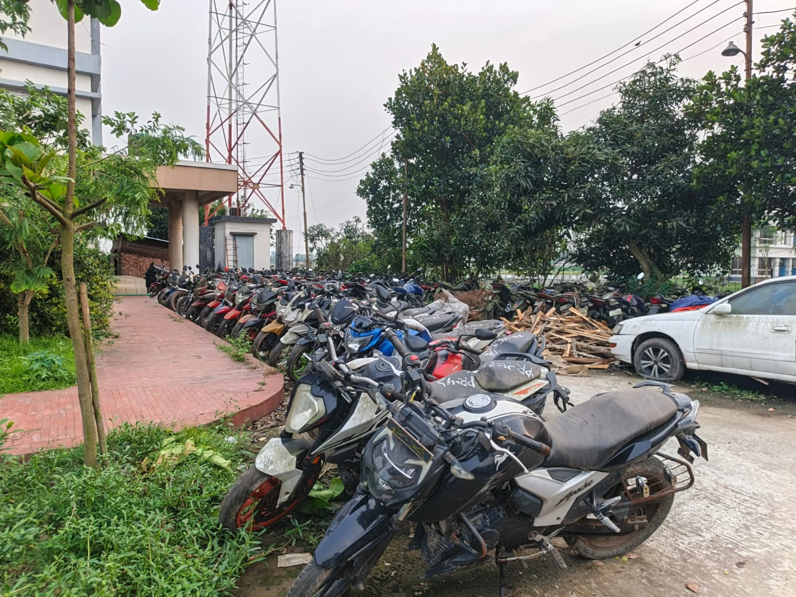 রোদে পুড়ে, বৃষ্টিতে ভিজে নষ্ট হচ্ছে কোটি টাকার সম্পদ