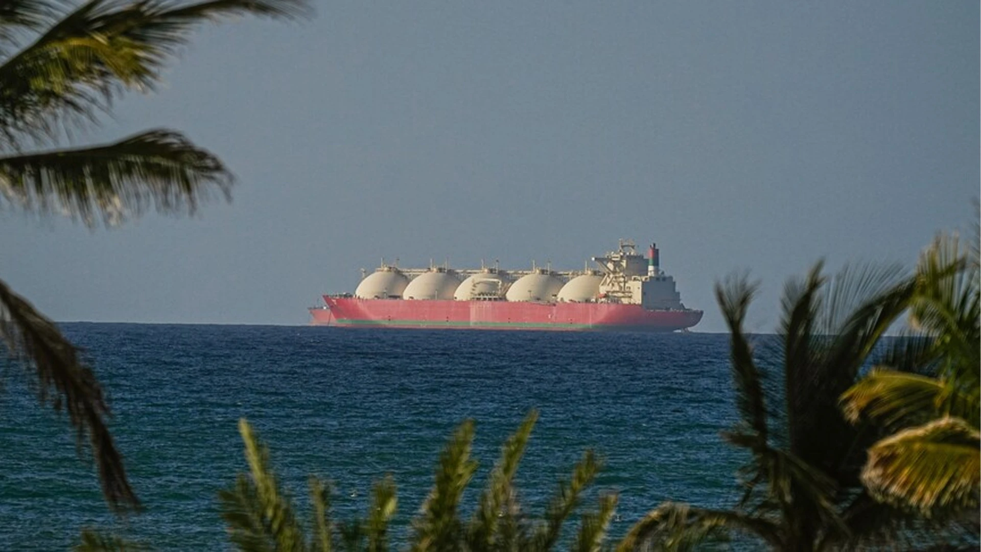 যুক্তরাষ্ট্রের অবরোধের মধ্যে হরমুজ পাড়ি দিলো পাকিস্তানের তেলবাহী ট্যাংকার