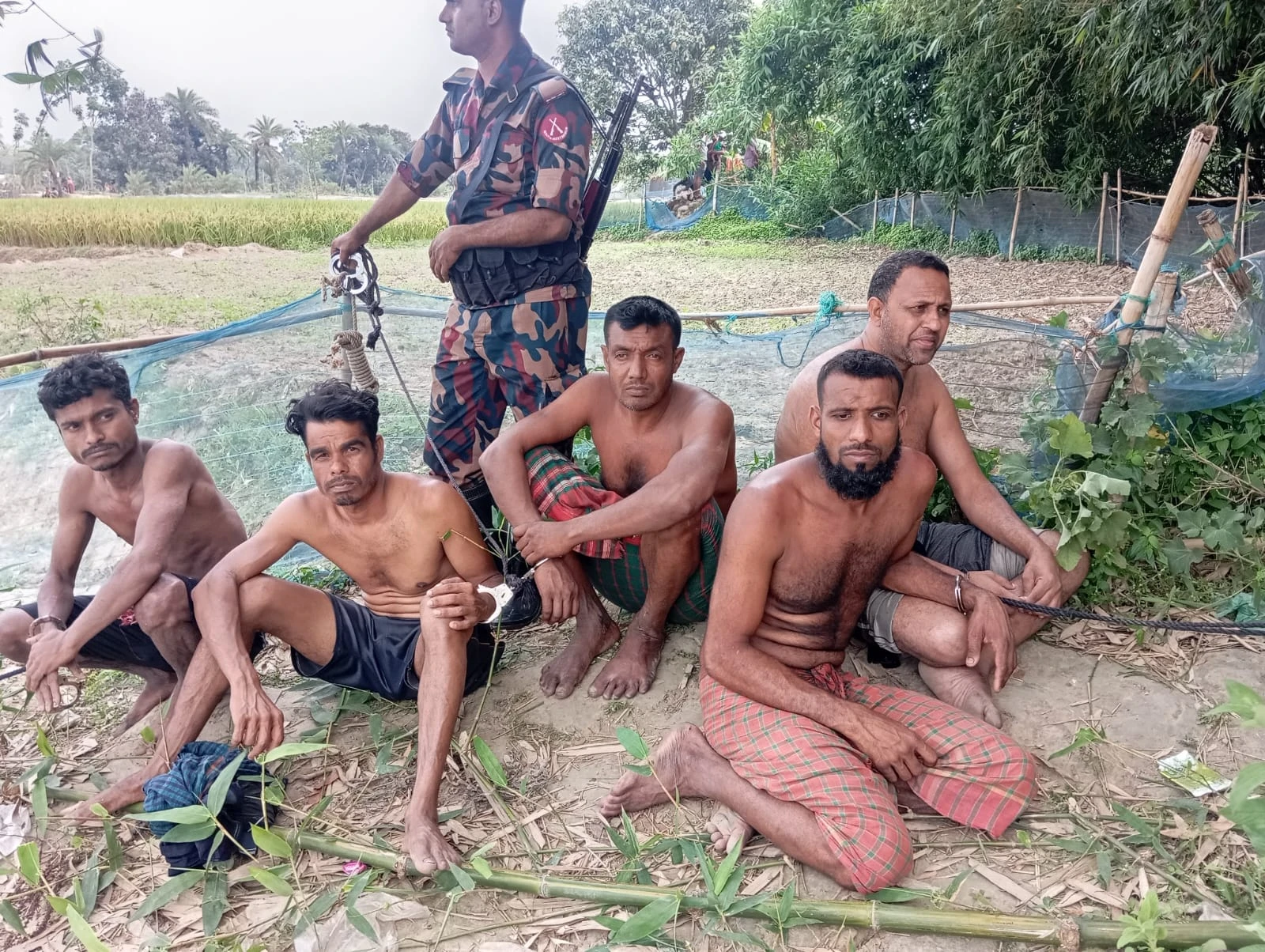 বেনাপোল পুটখালী সীমান্তে ইছামতি নদী থেকে ৫ মাদক কারবারি আটক