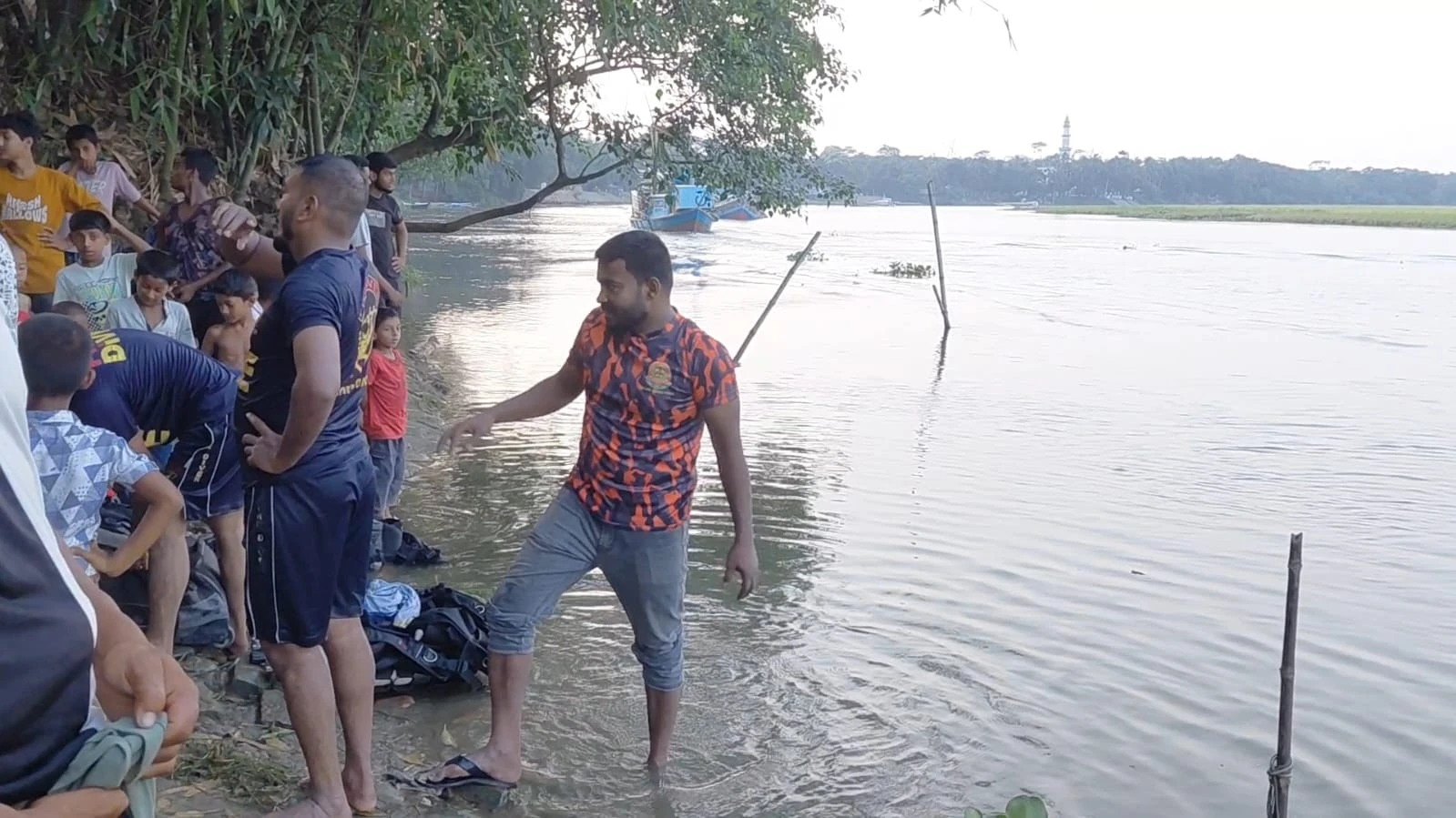 চাঁদপুরে ডাকাতিয়া নদীতে গোসল করতে নেমে দুই শিশু নিখোঁজ, একজনের মরদেহ উদ্ধার