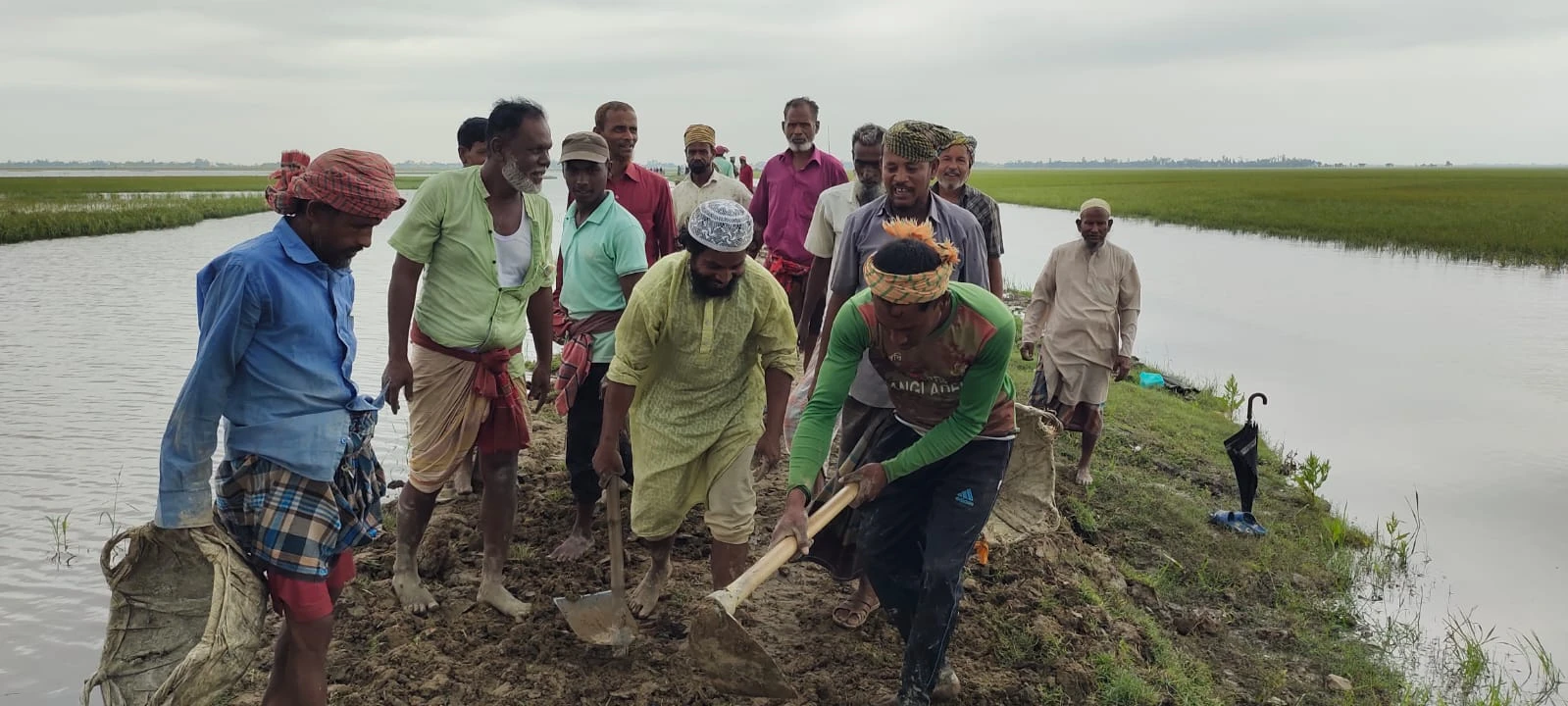 জামালগঞ্জে স্বেচ্ছাশ্রমে ফসল রক্ষা বাঁধ মেরামত