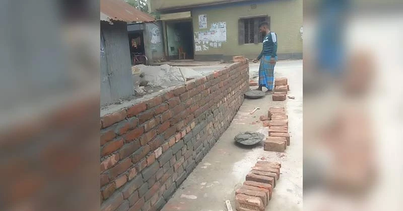 টুঙ্গিপাড়ায় সরকারি জমিতে পাকা স্থাপনা নির্মাণের অভিযোগ, অবগত হ‌ওয়ার পরেও নীরব প্রশাসন