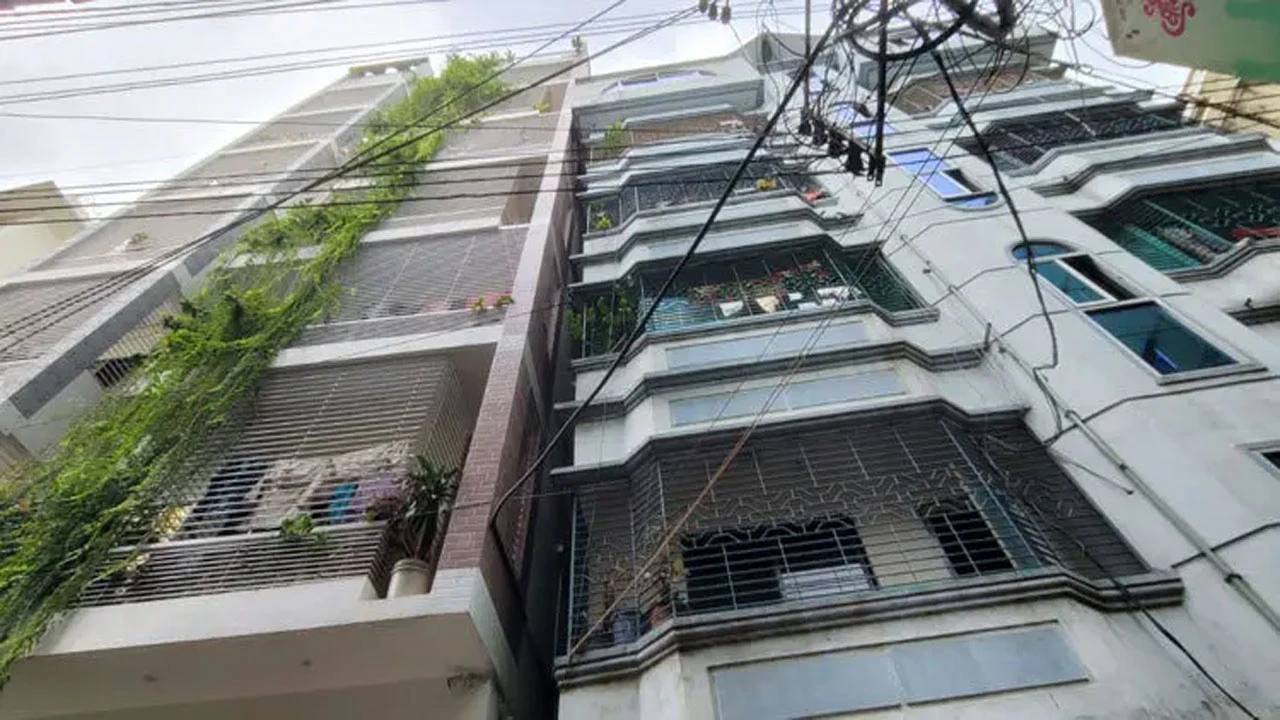 ভেঙে ফেলা হচ্ছে হেলে পড়া ডেমরার সেই ছয়তলা ভবন