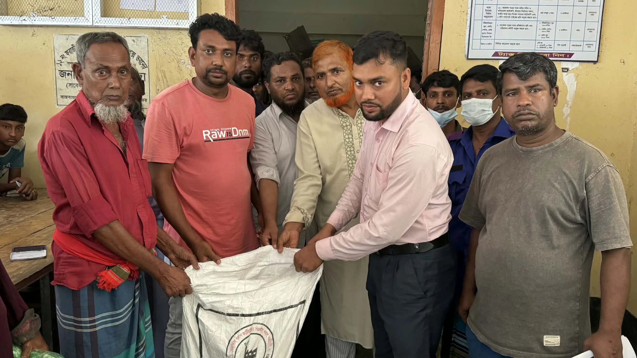 ফরাজীকান্দি ইউনিয়নে নিবন্ধিত জেলেদের মাঝে চাল বিতরণ