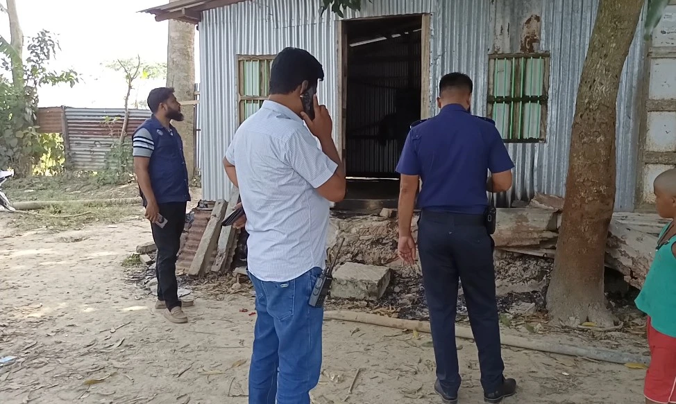 কালকিনিতে গভীর রাতে হাতবোমা বিস্ফোরণ, বসতঘরে অগ্নিসংযোগের অভিযোগ