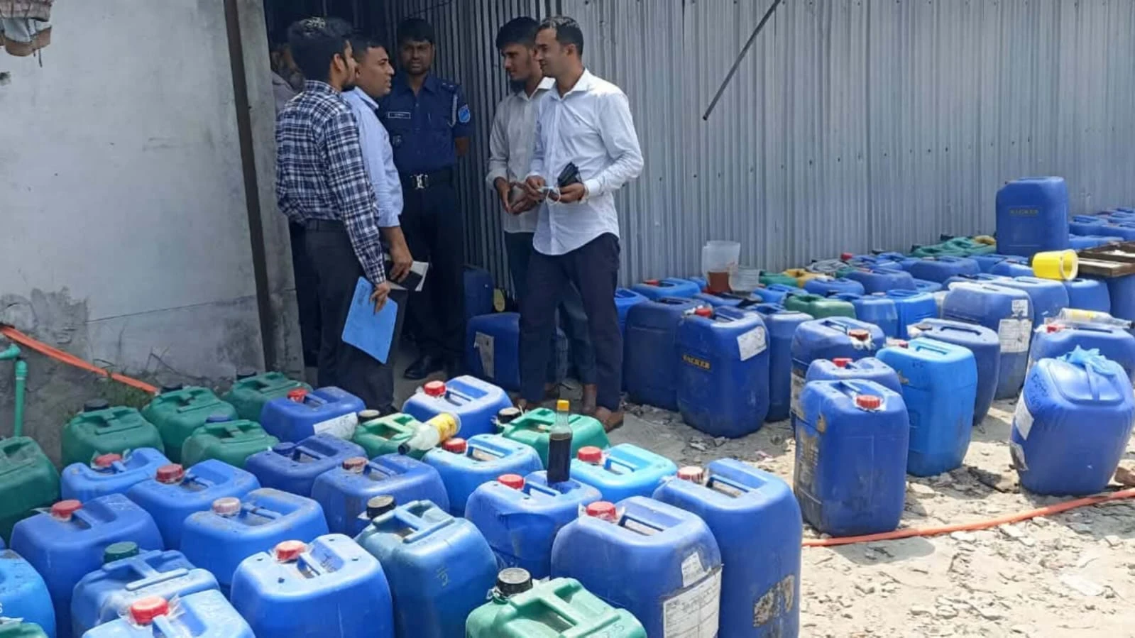 কেরানীগঞ্জে ১ লাখ কেজি ভেজাল মধু জব্দ, ৫ লাখ টাকা জরিমানা