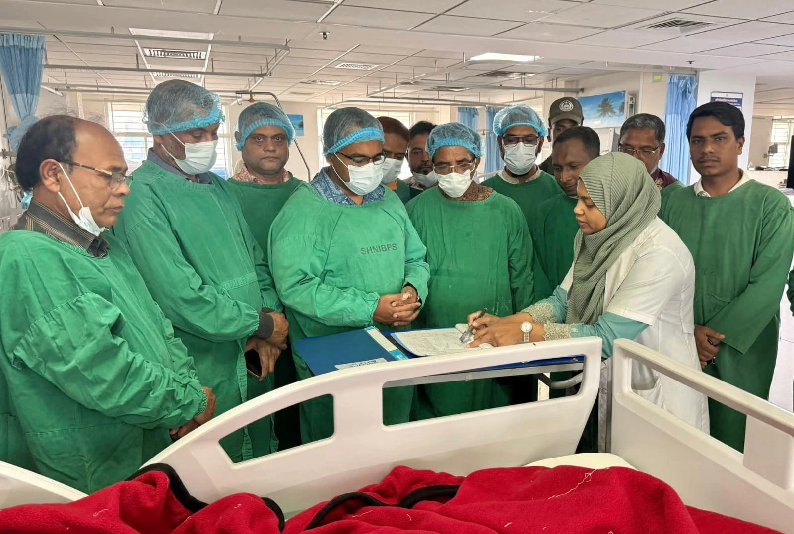 অগ্নিদগ্ধ শিশু লামিয়ার চিকিৎসার দায়িত্ব নিলেন ড. খন্দকার মারুফ হোসেন