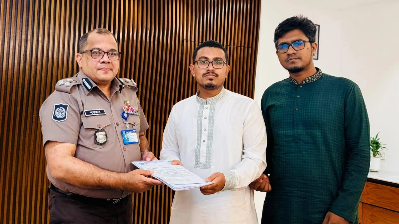 পুলিশের সামনেই হামলা করে ছাত্রদল, অভিযোগ সাদিক কায়েমের