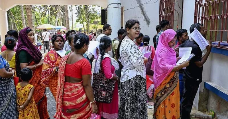 পশ্চিমবঙ্গে চলছে বিধানসভা নির্বাচনের প্রথম দফার ভোটগ্রহণ