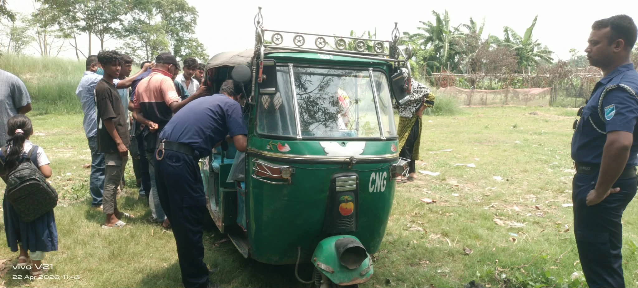 ভৈরবে চলন্ত সিএনজিতে আগুন, নেভাতে গিয়ে মিলল ১৯ কেজি গাঁজা