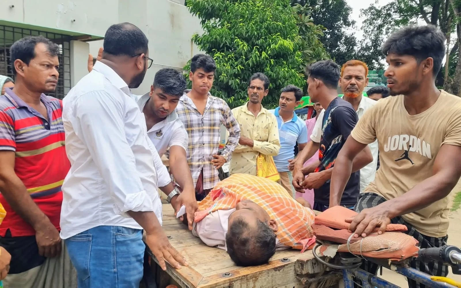 লিচু বাগানে বিদ্যুৎস্পৃষ্টে প্রাণ গেল স্বামীর, স্ত্রী হাসপাতালে