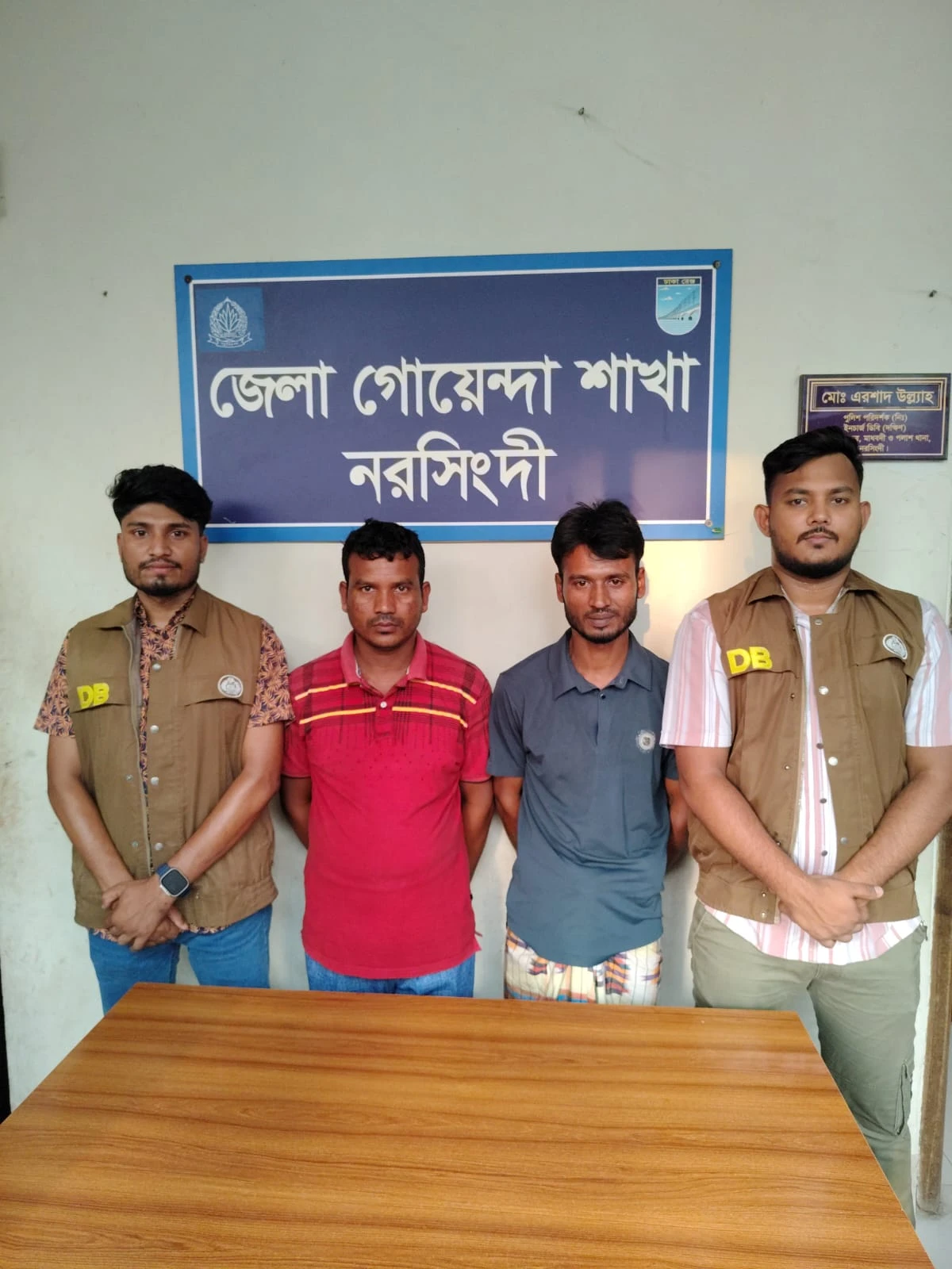 নরসিংদীতে বিশেষ অভিযানে ১৫৫ বোতল বিদেশি মদসহ ট্রাক জব্দ, গ্রেপ্তার ২