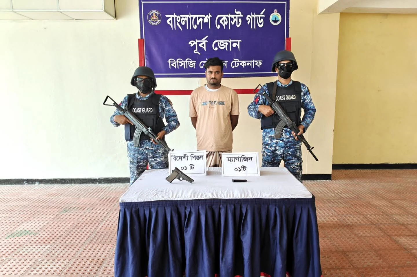 টেকনাফে বিদেশি পিস্তলসহ মানবপাচারকারী আটক, কোস্ট গার্ডের অভিযান