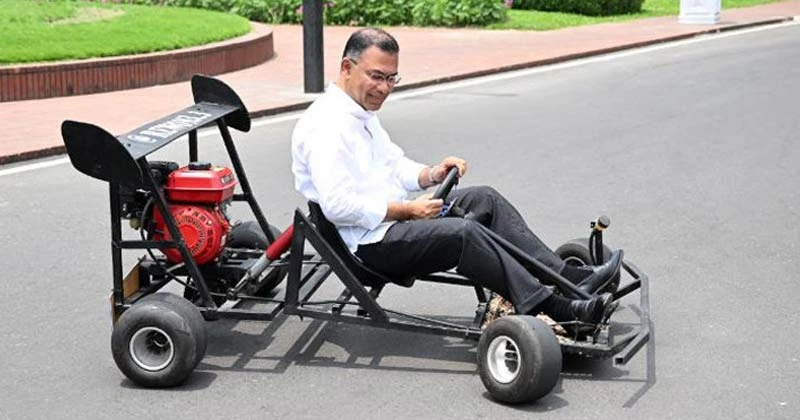 কলেজছাত্রের বানানো রেসিং কার চালালেন প্রধানমন্ত্রী তারেক রহমান