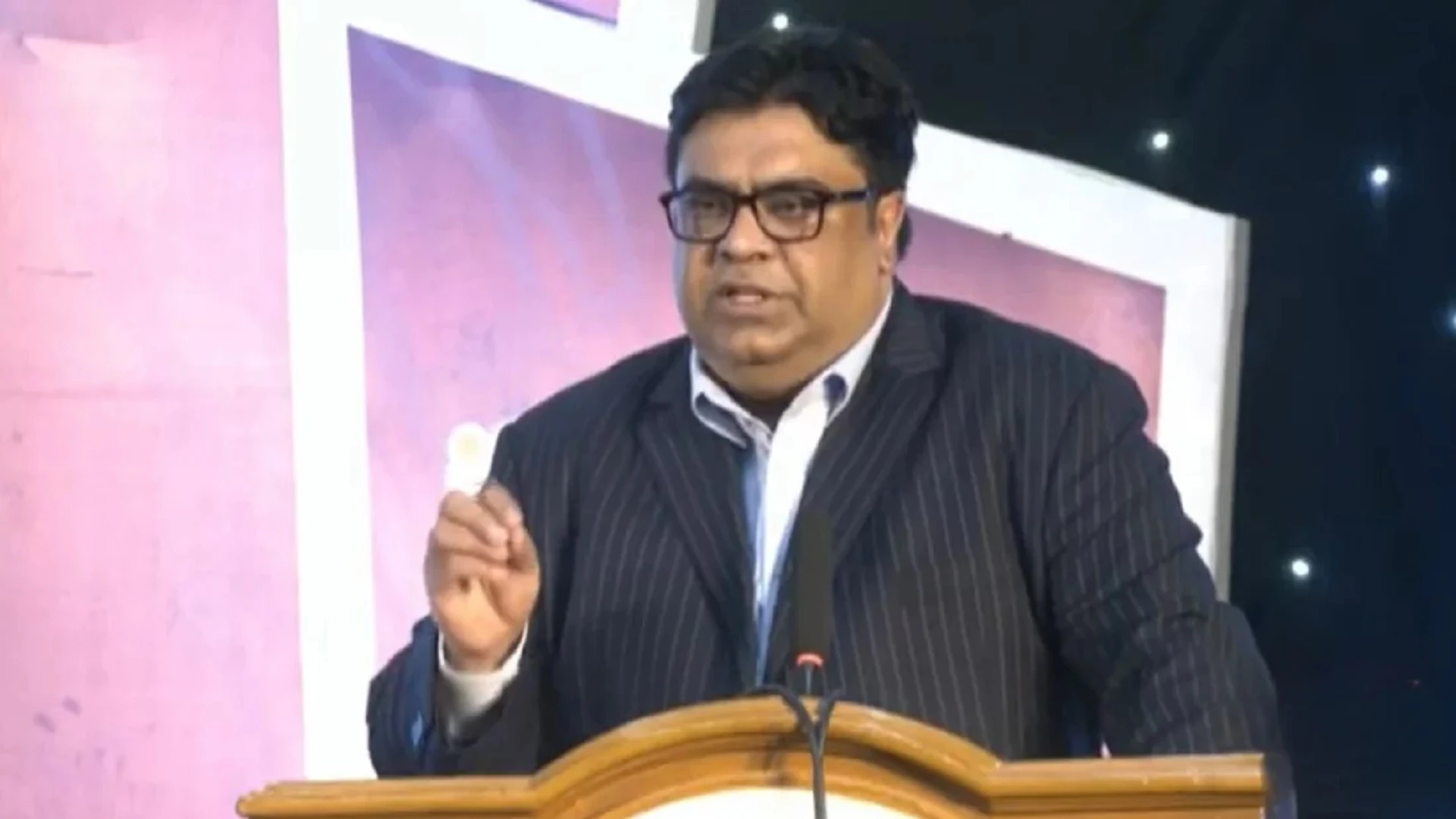 স্মার্টফোনের ন্যূনতম দাম ২৫০০ টাকার মধ্যে আনতে চায় সরকার: প্রধানমন্ত্রীর উপদেষ্টা