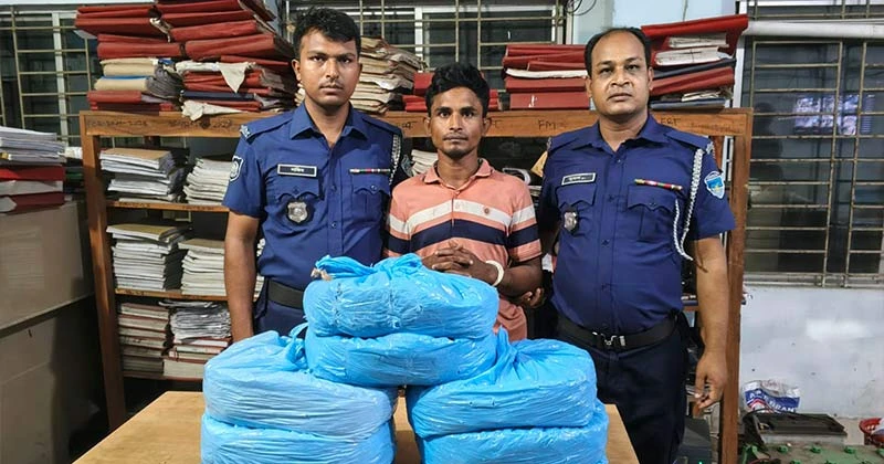 কসবা থানায় ১৬ কেজি গাঁজাসহ মাদক ব্যবসায়ী গ্রেফতার