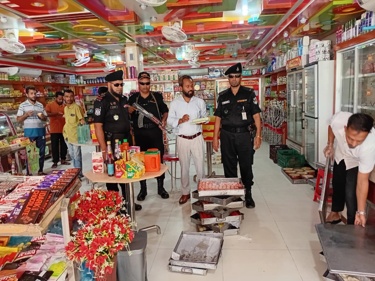 কুলাউড়ায় ভোজ্য তেলে ওজনে কমসহ নানা অনিয়ম: ৩ প্রতিষ্ঠানকে জরিমানা