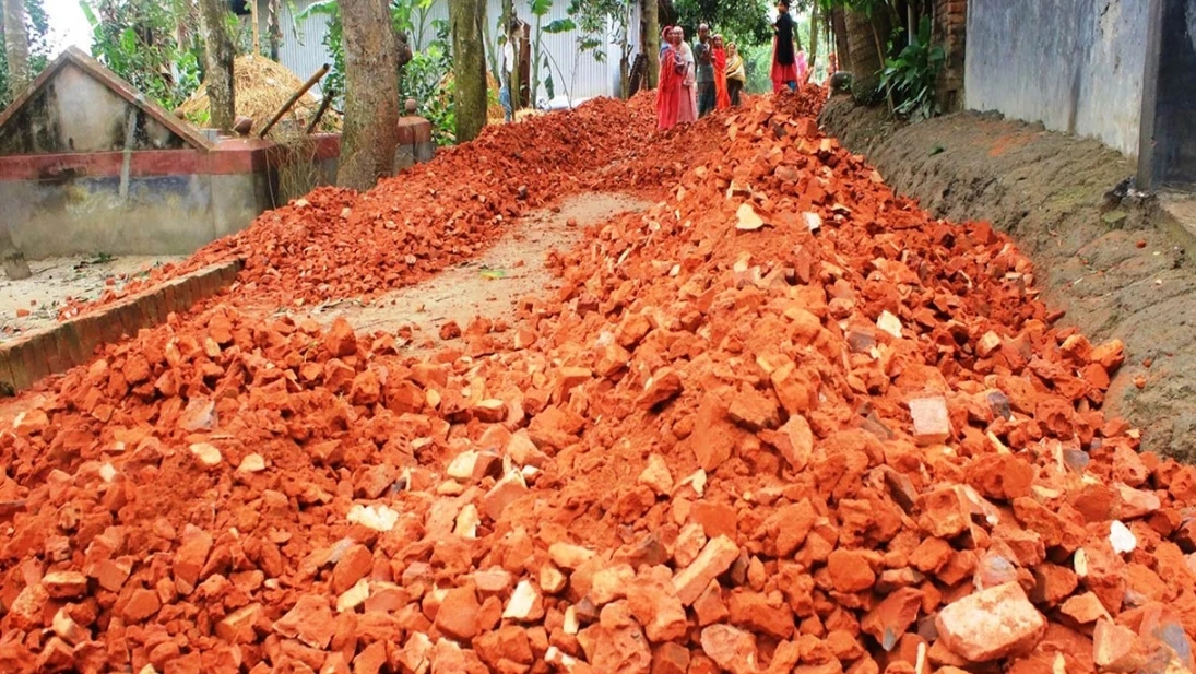 বগুড়া গাবতলীতে কার্পেটিং সড়কে অনিয়ম, তদন্তে সত্যতা মিলায় বন্ধ কাজ